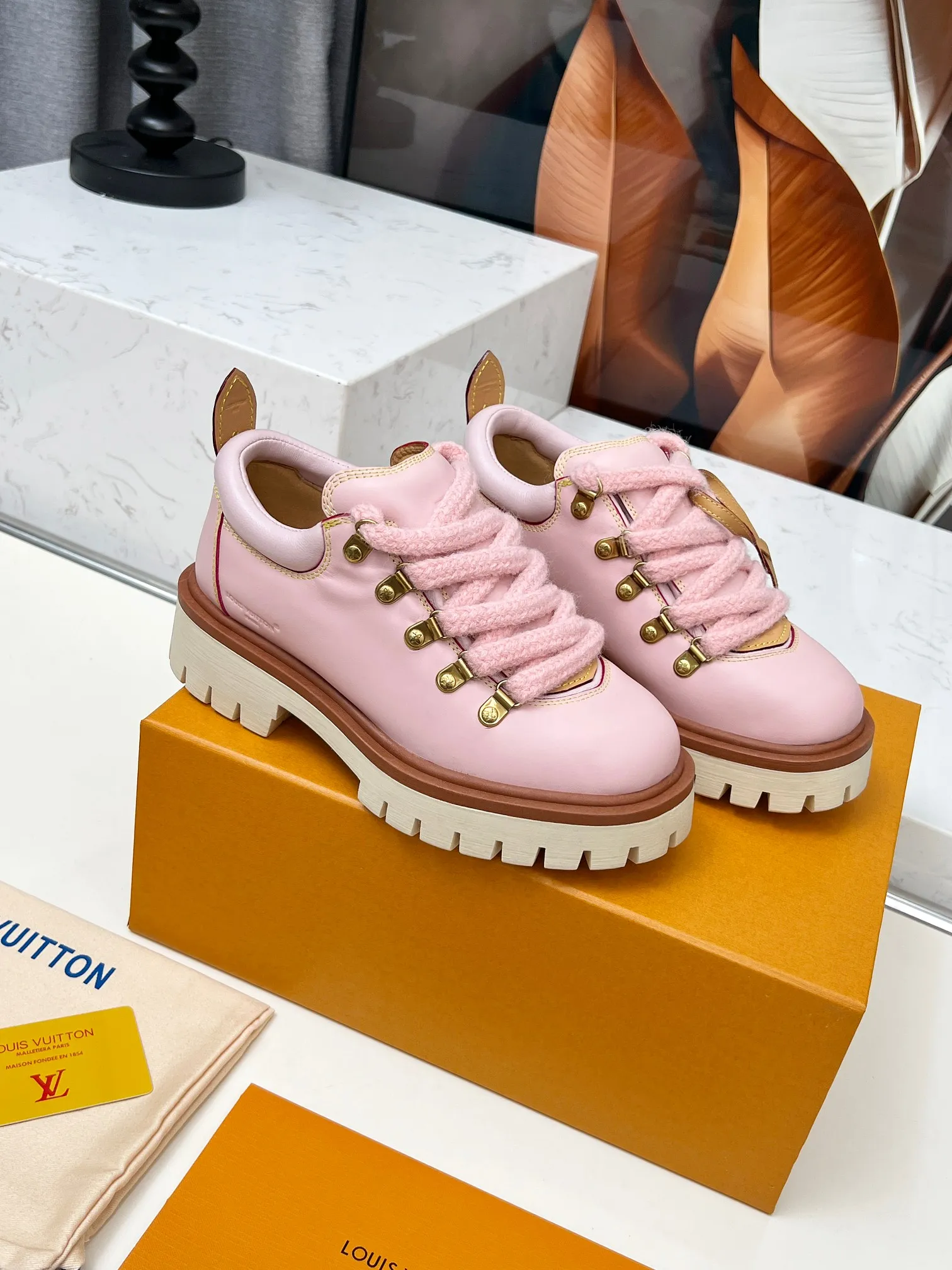 p660💰"Couple Style" LV Louis Vuitton's 2025 autumn and winter new style, developed one-to-one from the original version, retro fashionable, handsome and cool mountaineering derby shoes are now available.  Material: Imported first-layer cowhide Lining: Imported lambskin Outsole: Original molded TR non-slip outsole Sole height: 3.5cm Shoe size: Same style for men and women 35-45